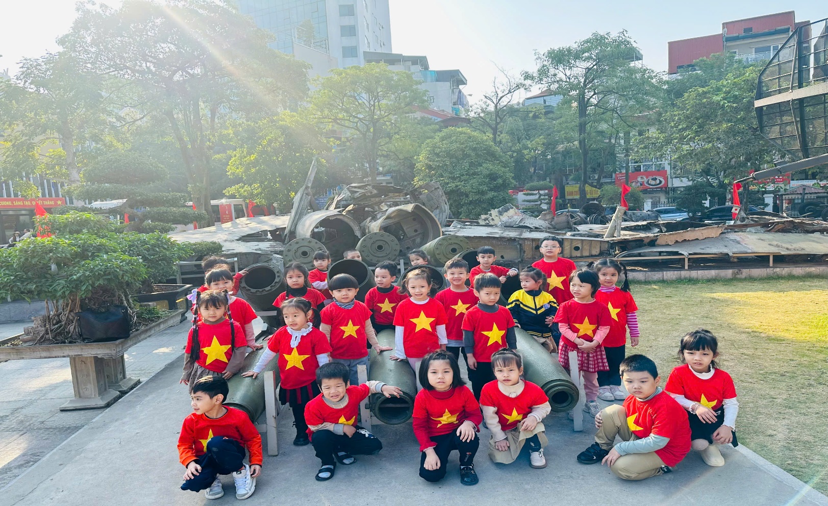 C:\Users\ADMIN\Desktop\ảnh a4. 2024-2025\ảnh T12\z6163594983041_f99fdd79dabbf17fa93948cebef575de.jpg