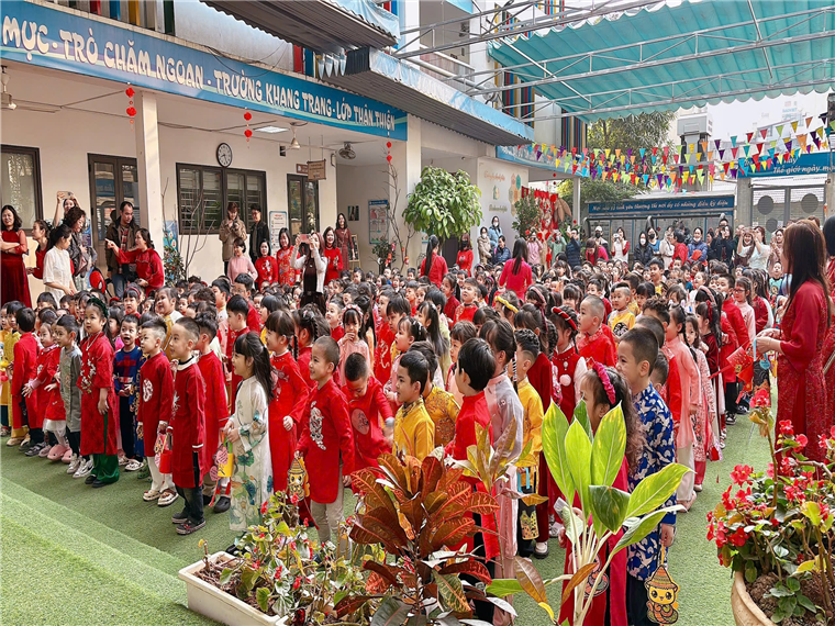 Ảnh có chứa ngoài trời, người, trang phục, Truyền thống
Mô tả được tạo tự động