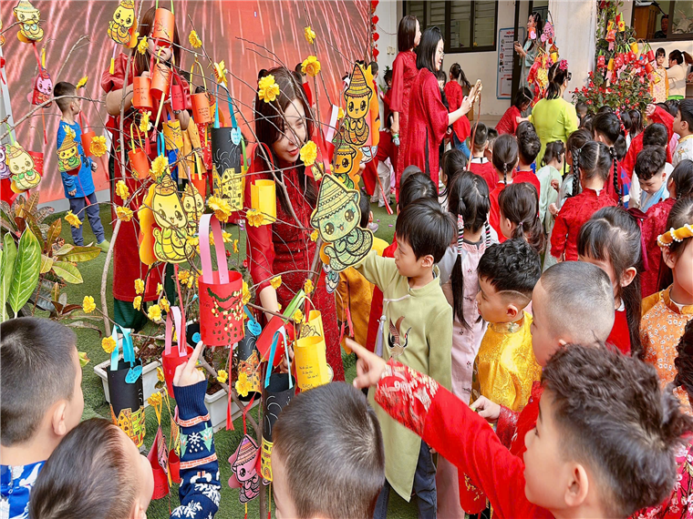 Ảnh có chứa người, trang phục, Khiêu vũ, Truyền thống
Mô tả được tạo tự động