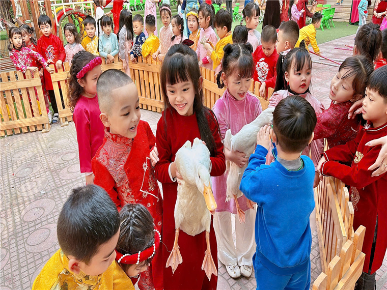 Ảnh có chứa trang phục, người, Mặt người, cậu bé
Mô tả được tạo tự động