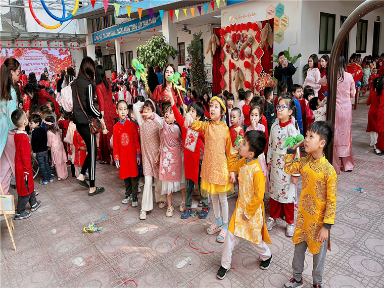 Ảnh có chứa trang phục, người, Truyền thống, giày dép
Mô tả được tạo tự động