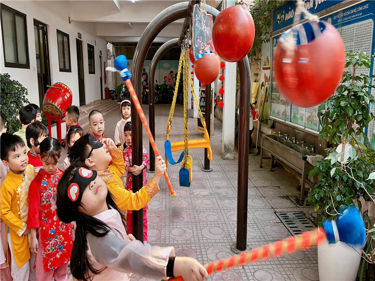 Ảnh có chứa trang phục, người, bóng bay, Đồ dùng cho tiệc
Mô tả được tạo tự động