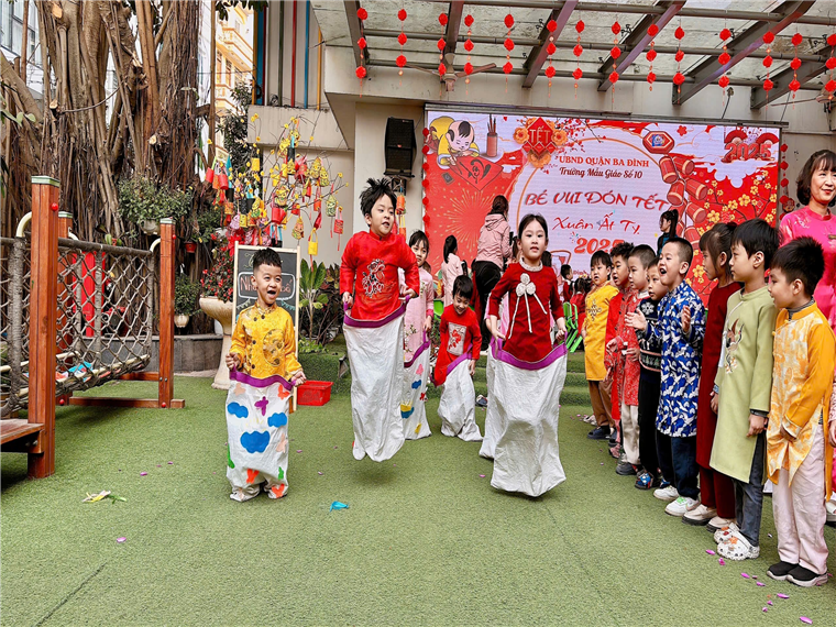 Ảnh có chứa trang phục, người, ngoài trời, giày dép
Mô tả được tạo tự động