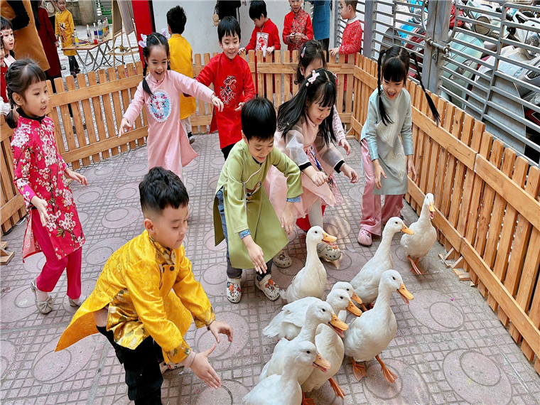 Ảnh có chứa trang phục, người, con chim, cô gái
Mô tả được tạo tự động