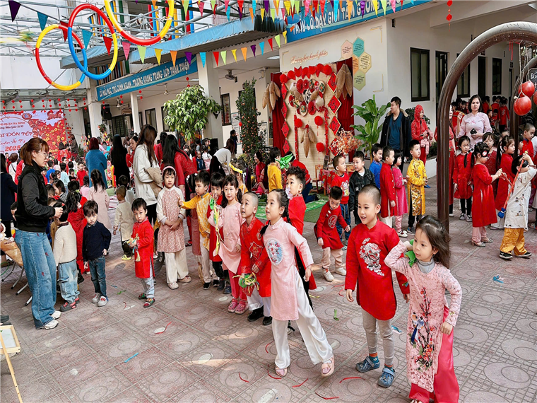 Ảnh có chứa trang phục, người, Khiêu vũ, giày dép
Mô tả được tạo tự động