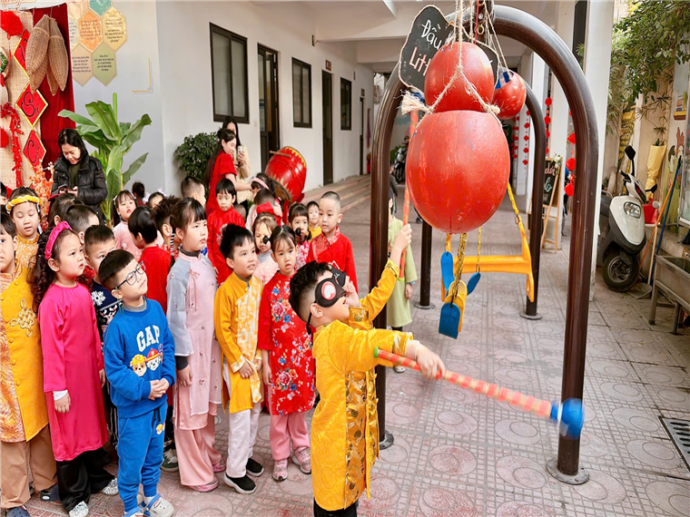 Ảnh có chứa trang phục, Đồ dùng cho tiệc, bóng bay, trẻ tập đi
Mô tả được tạo tự động