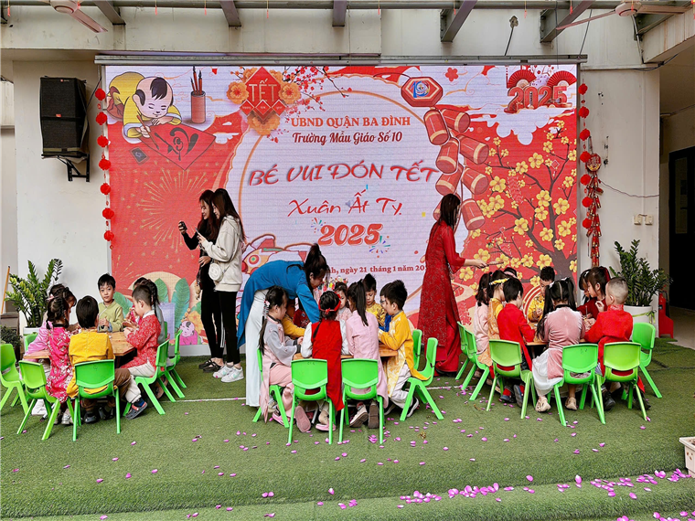 Ảnh có chứa văn bản, cỏ, trang phục, người
Mô tả được tạo tự động