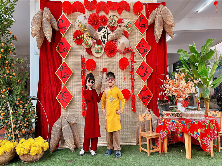 Ảnh có chứa Thiết kế hoa cỏ, hoa, thực vật, đứng
Mô tả được tạo tự động