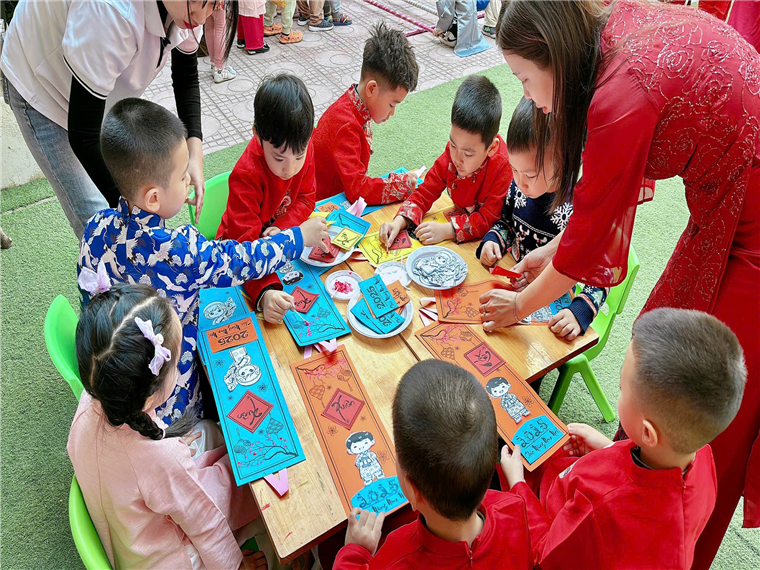 Ảnh có chứa trang phục, người, cậu bé, trẻ tập đi
Mô tả được tạo tự động