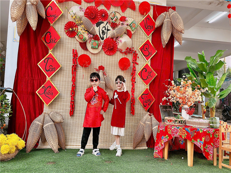 Ảnh có chứa hoa, Thiết kế hoa cỏ, trang phục, thực vật
Mô tả được tạo tự động