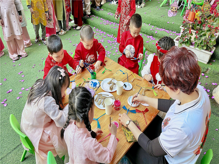 Ảnh có chứa trang phục, người, cỏ, hoa
Mô tả được tạo tự động