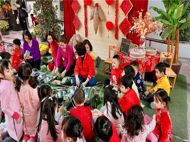 Ảnh có chứa trang phục, người, hoa, cô gái
Mô tả được tạo tự động