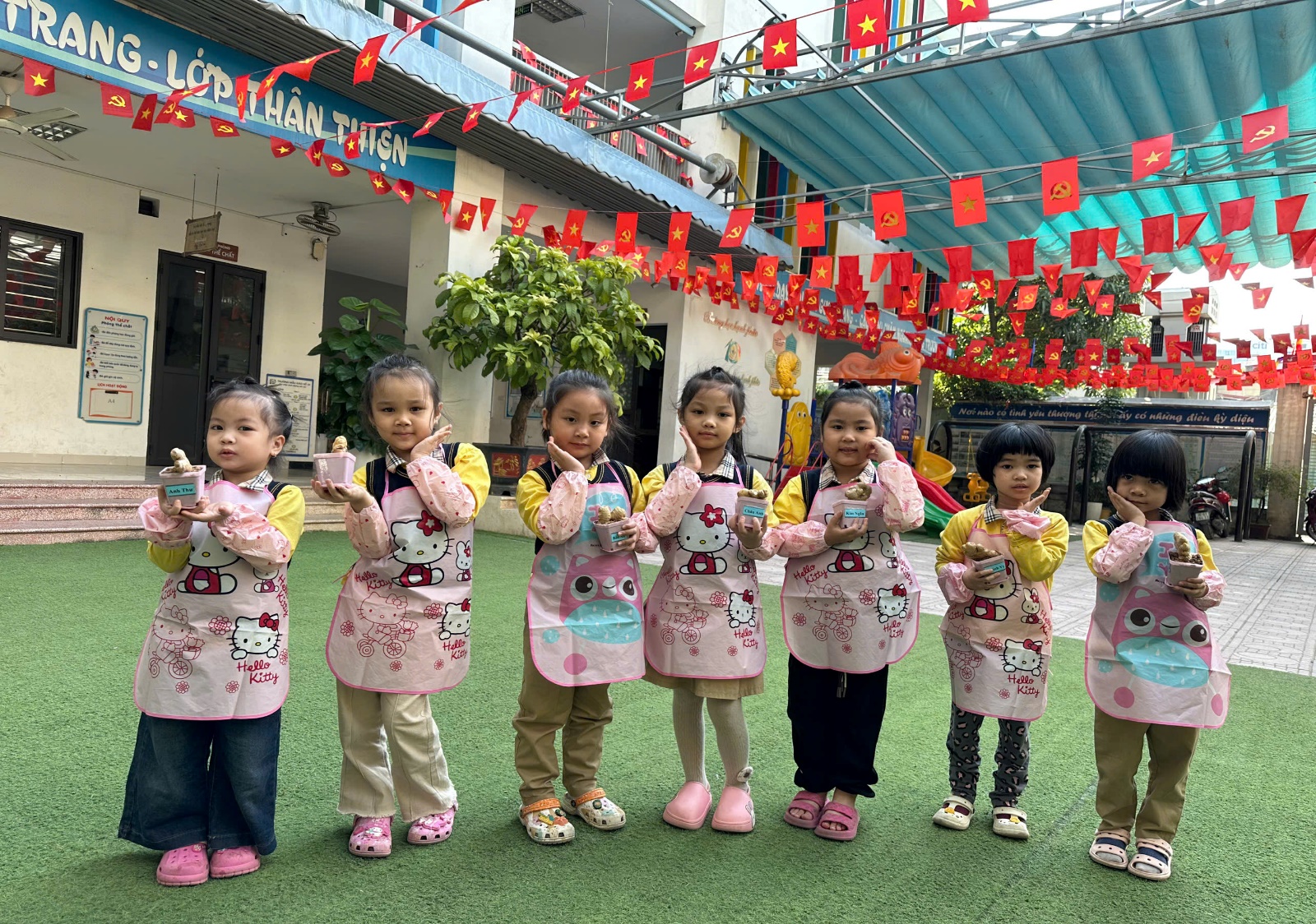 C:\Users\ADMIN\Desktop\A4. 2025-2026\Ảnh\Tháng 11\Trồng gừng\z7261738421629_9bee3b4791843dbf604bc7dbee0fa79e.jpg