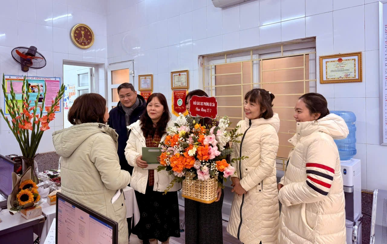 A group of people standing in a room
AI-generated content may be incorrect.