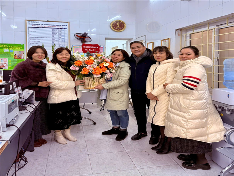 A group of people in a room
AI-generated content may be incorrect.