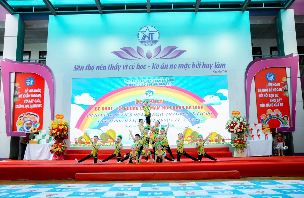 Các em bé mầm non thể hiện tài năng tại liên hoan