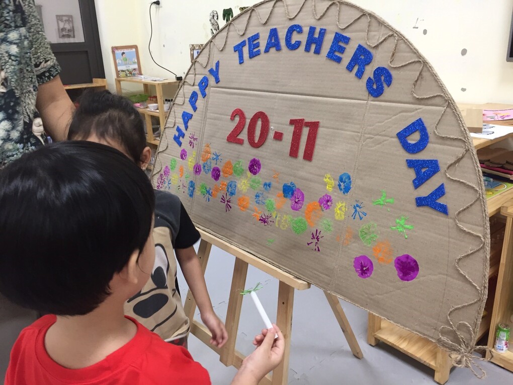 CÁC BÉ LỚP MẪU GIÁO NHỠ_B2 LÀM THIỆP TẶNG CÁC CÔ NHÂN NGÀY 20/11