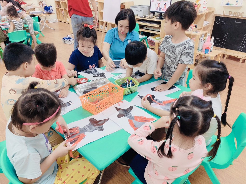 Bé cùng cô chuẩn bị cho ngày hội Halloween  tại trường Mẫu giáo Số 10