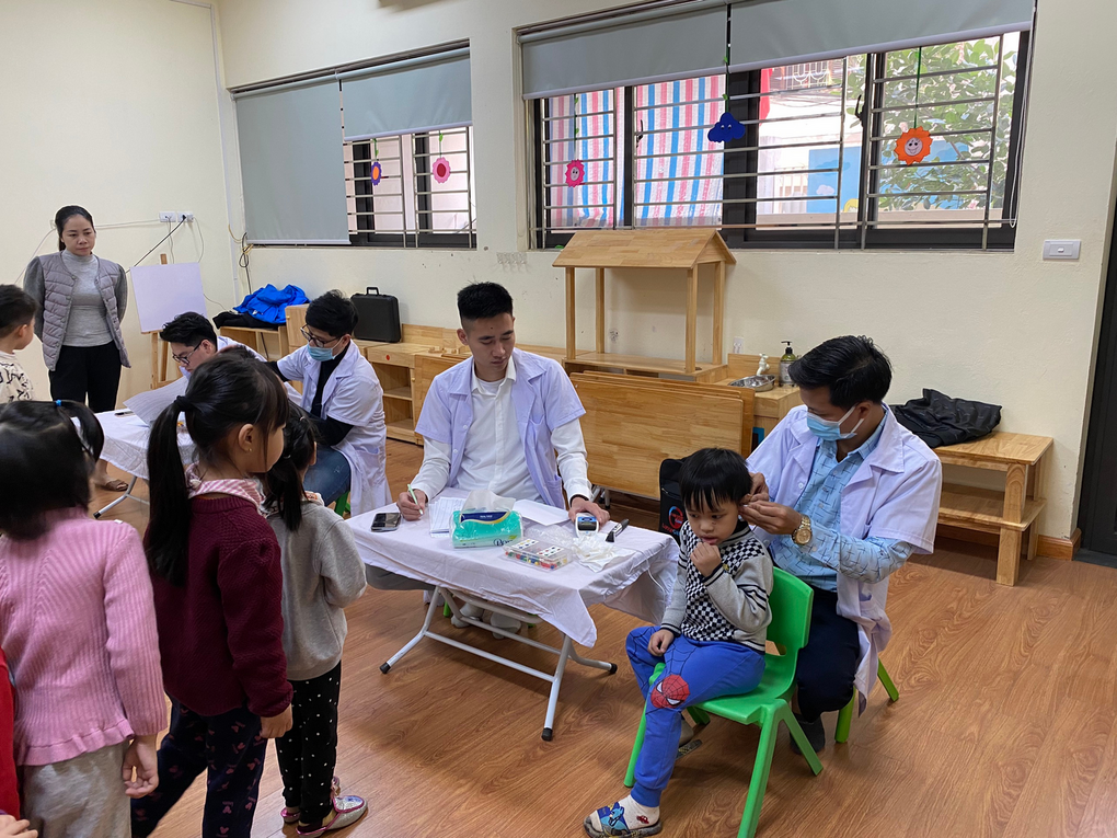 Khám sàng lọc khiếm thính cho trẻ mầm non tại trường mẫu giáo số 10