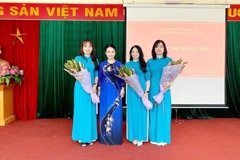 Chi bộ Trường Mẫu giáo Số 10 tổ chức Lễ kết nạp Đảng viên mới