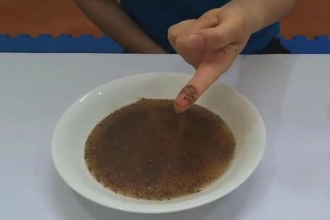 Hiệu quả của việc giáo dục trẻ rửa tay với xà phòng trong mùa dịch Covid-19 qua thí nghiệm với hạt tiêu