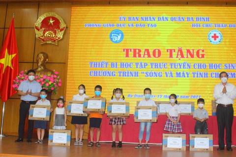 Quận Ba Đình trao tặng thiết bị học tập trực tuyến cho học sinh khó khăn