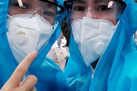 Những tình nguyện viên của trường Mẫu giáo Số 10 tham gia  công tác lấy mẫu xét nghiệm Covid-19 cho người dân trên địa bàn phường Đội Cấn.