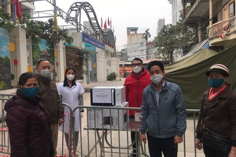 Địa bàn dân cư Chi bộ 6 phường Đội Cấn tặng quà cho Trạm y tế lưu động tại trường Mẫu giáo Số 10