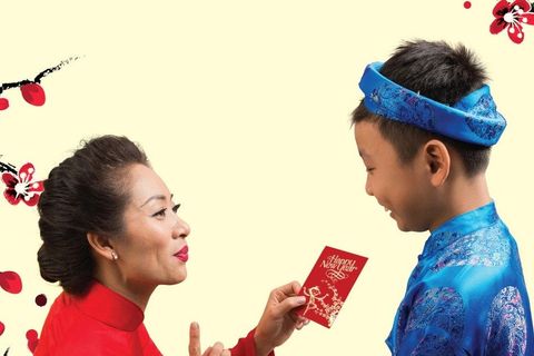 Đầu năm ba mẹ dạy con nhận lì xì sao  cho đúng