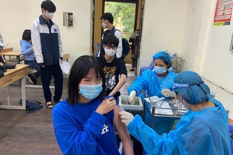 Quận Ba Đình: Tổ chức tiêm vắc xin phòng COVID-19 cho hơn 4000 học sinh.