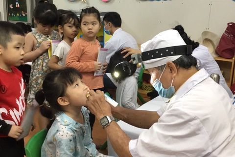 Trường Mẫu giáo số 10 tổ chức khám sức khỏe đầu năm cho học sinh