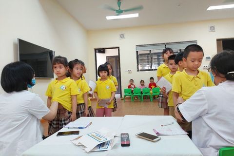 Trường Mẫu giáo Số 10 tổ chức khám sức khỏe định kỳ cuối năm cho học sinh toàn trường.
