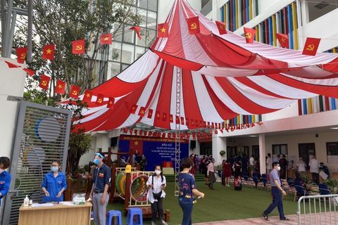 Tập thể CBGVNV trường Mẫu giáo Số 10 phát huy dân chủ, tinh thần đoàn kết, hăng hái đi bầu cử để chọn người đức, tài xây dựng đất nước