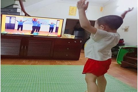 Giáo viên khối mẫu giáo nhỡ tích cực với buổi sinh hoạt chuyên môn tại trường Mẫu giáo số 10 trên phần mềm zoom