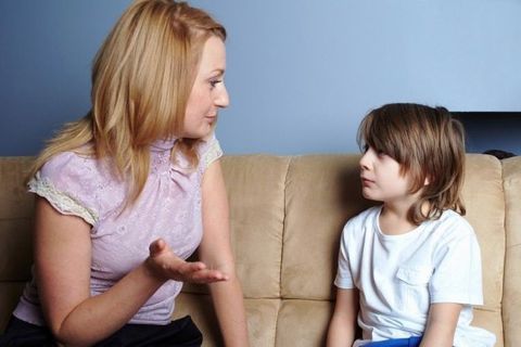 Sai lầm của cha mẹ khiến con trở nên nhút nhát