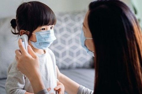 Trẻ nhỏ mắc COVID-19 với triệu chứng nhẹ nhưng sẽ biến chứng khôn lường nếu bố mẹ mắc sai lầm này