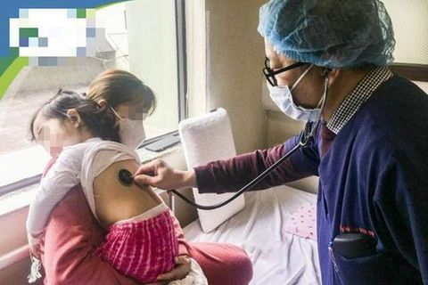 Hà Nội: Bé 2 tuổi mắc di chứng hậu COVID-19 nặng nề