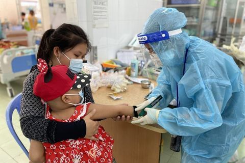 Cần chú ý gì khi đo SpO2 cho trẻ mắc COVID-19 tại nhà?