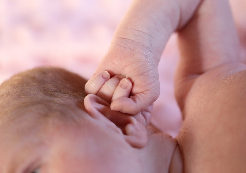 9 dấu hiệu trẻ bị viêm tai giữa bố mẹ cần lưu ý