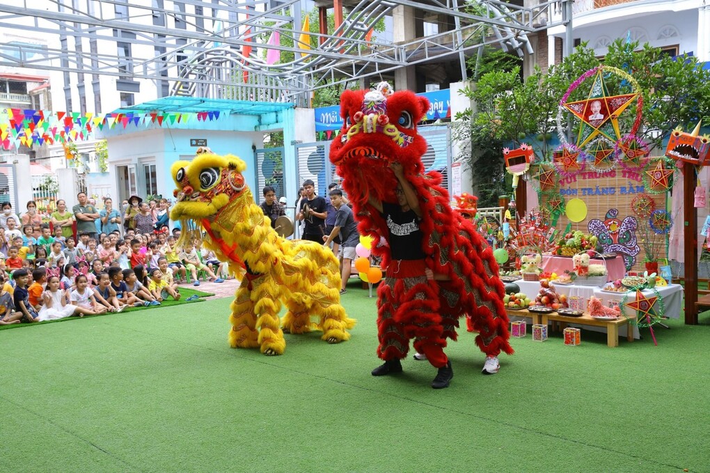 Rộn ràng lễ hội trung thu của các con lớp Mẫu giáo nhỡ B3 tại trường Mẫu giáo Số 10