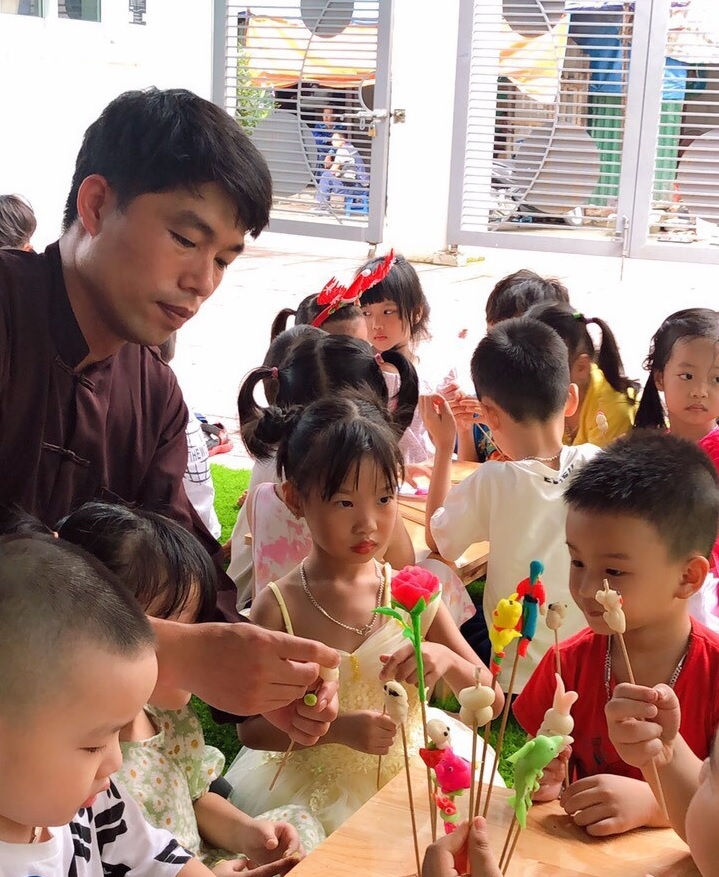 Bé và những đồ chơi sáng tạo ngày trung thu tại trường Mẫu giáo Số 10