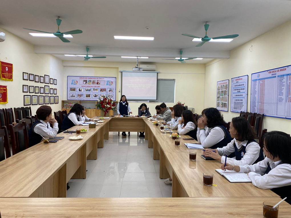 Chi bộ Mẫu giáo Số 10 sinh hoạt chính trị chào mừng 93 năm ngày thành lập Đảng