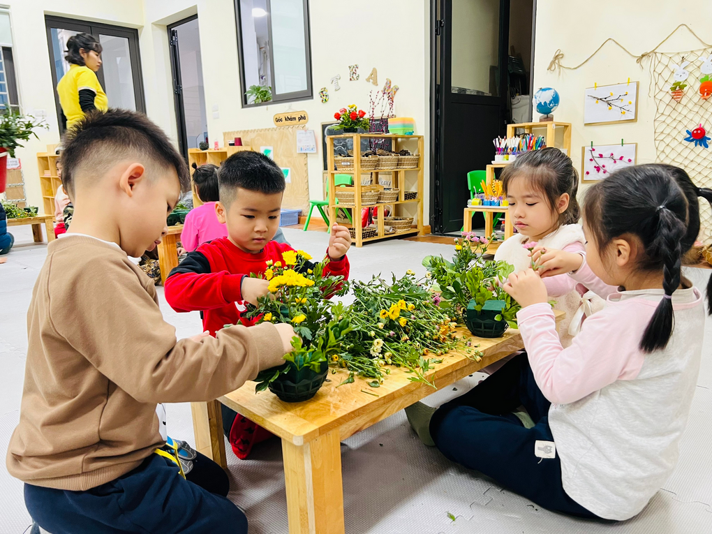 Các bé lớp A2, trường Mẫu giáo số 10 trổ tài cắm hoa - chào mừng ngày 8/3