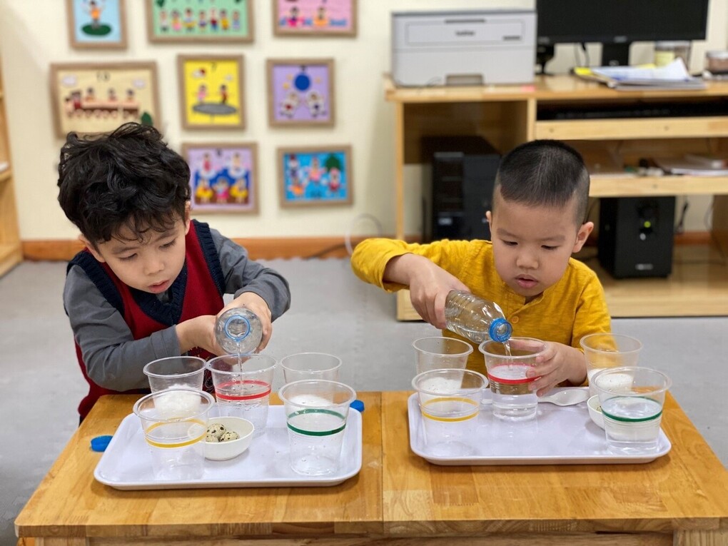 Khoa học vui “ Trứng nổi, trứng chìm” của các bé lớp Mẫu giáo nhỡ B1