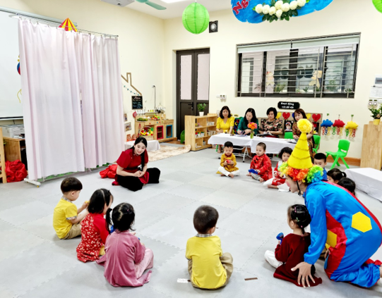 Lớp Nhà trẻ D2 trường Mẫu giáo Số 10 đón Đoàn giám khảo của thành phố đến dự và chấm thi giáo viên dạy giỏi