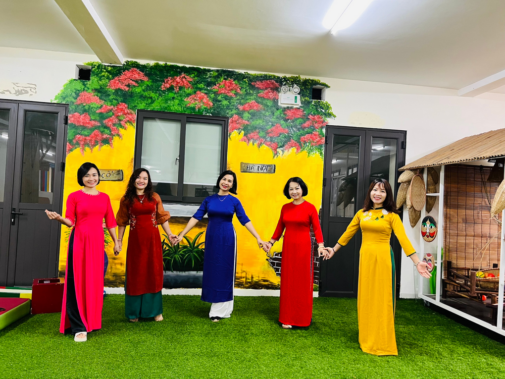 Các cô giáo trường Mẫu Giáo Số 10 đã xúng xính trong tà áo dài cùng học sinh chụp những bức hình dễ thương.