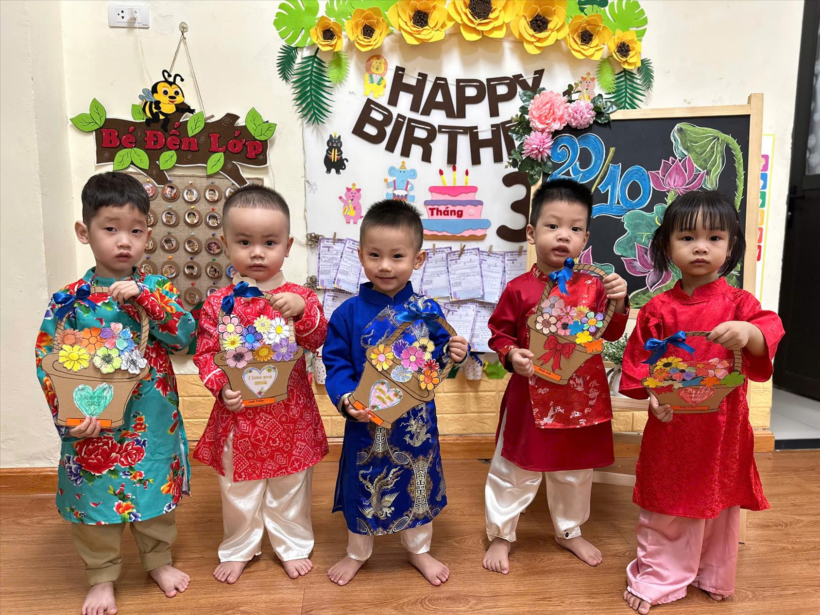 Hoạt động tạo hình” Giỏ hoa yêu thương” của các bé lớp Nhà trẻ D1 gửi tặng đến các bà, các mẹ nhân ngày Phụ nữ Việt Nam 20-10.