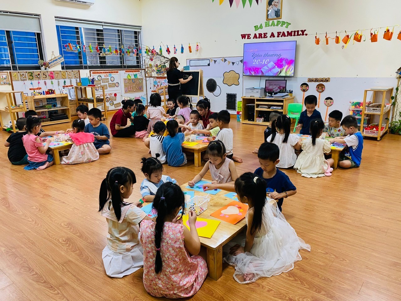 Hoạt động trải nghiệm “làm thiệp, cắm hoa tặng bà, tặng mẹ” nhân ngày 20/10 - Lớp MGL A5 trường Mẫu Giáo Số 10