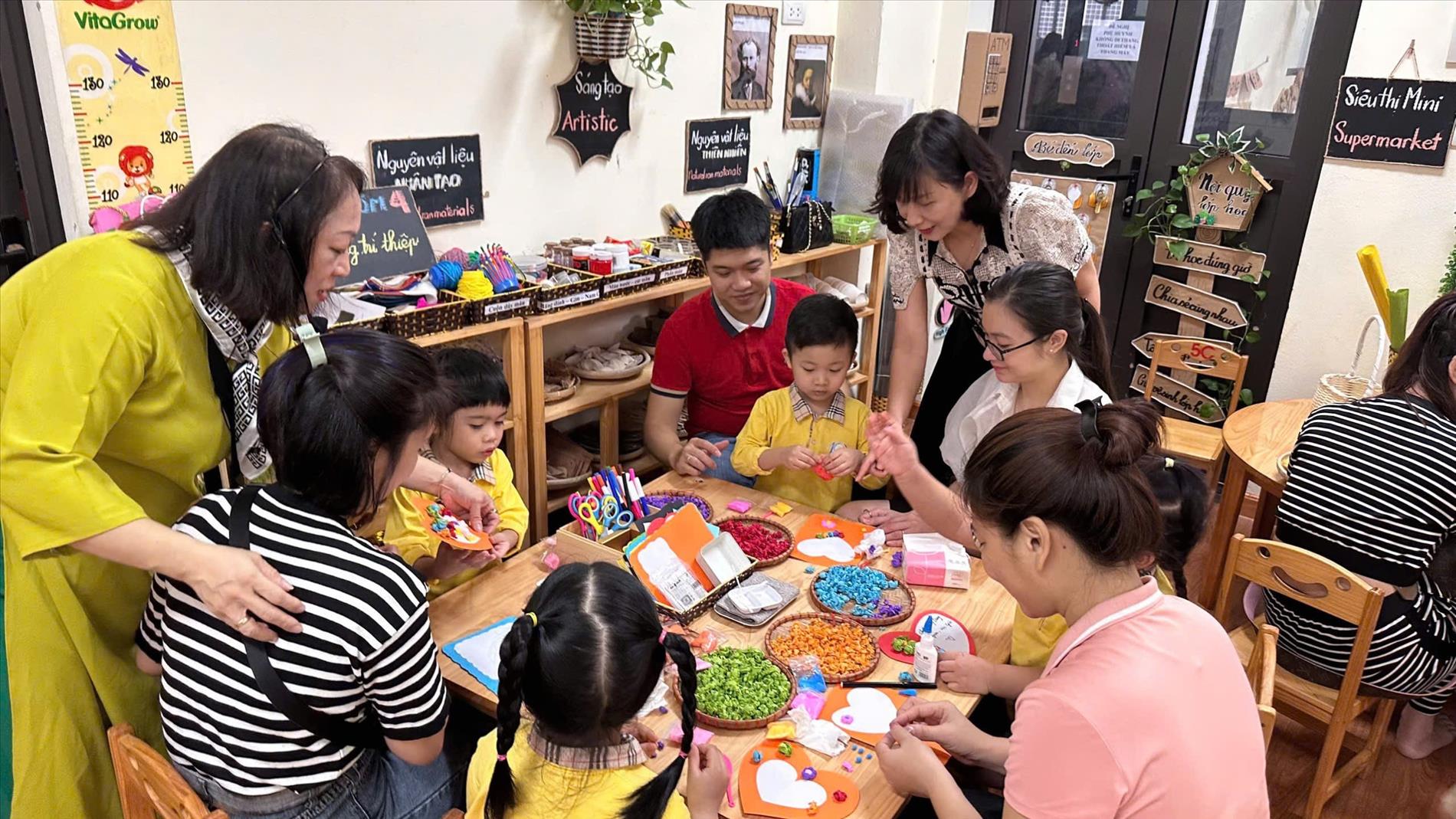 Lớp A4 hân hoan chào đón quý phụ huynh đến tham dự hoạt động “Trải nghiệm cùng con yêu”