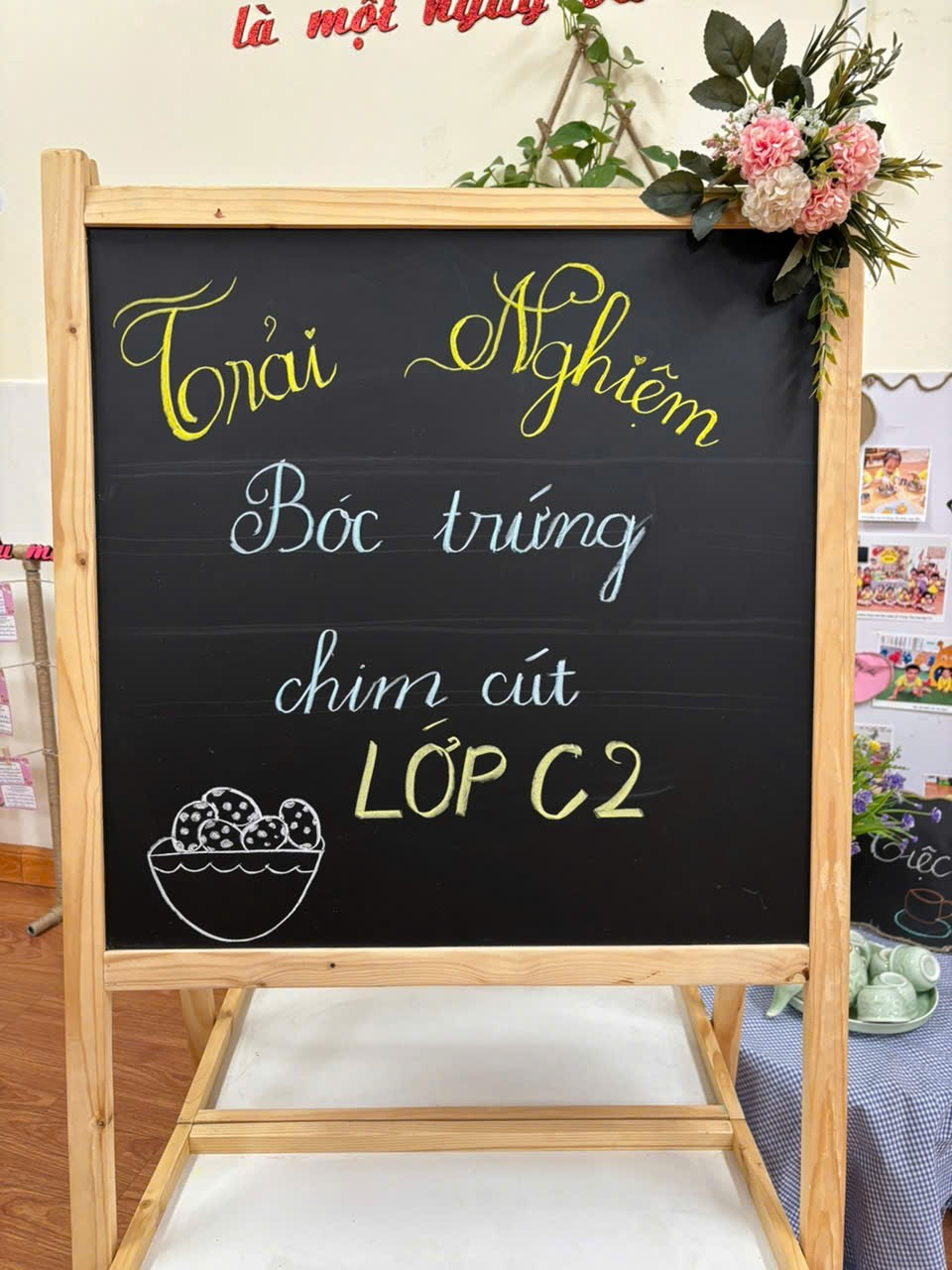 Các bé lớp MGB C2 thực hành trải nghiệm: Bóc trứng chim cút